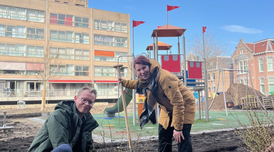Wethouder Wessel Breunesse (van Openbare Ruimte en Groen van de Gemeente Zaanstad) en projectleider Sandra Wouters - project Vergroening van speelplaats De Boeg in Zaandam - Germieco BV