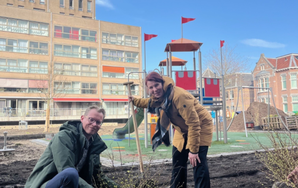 Wethouder Wessel Breunesse (van Openbare Ruimte en Groen van de Gemeente Zaanstad) en projectleider Sandra Wouters - project Vergroening van speelplaats De Boeg in Zaandam - Germieco BV